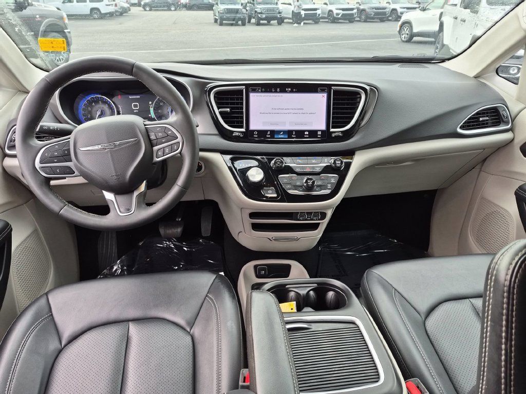 Used 2024 Chrysler Pacifica Touring-L FWD image 22