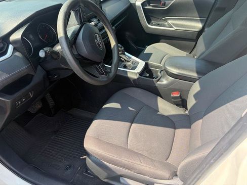 Used 2021 Toyota RAV4 LE AWD/4WD image 9