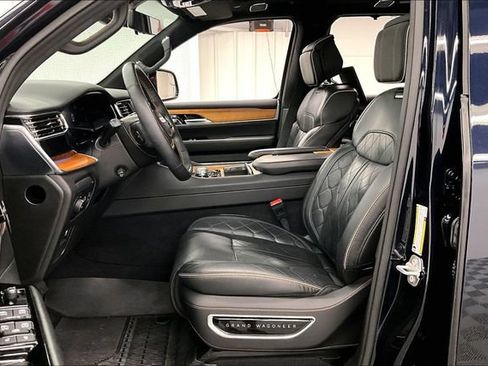 Used 2025 Jeep Grand Wagoneer L Series III w/ Rear-Seat Entertainment Group AWD/4WD image 23
