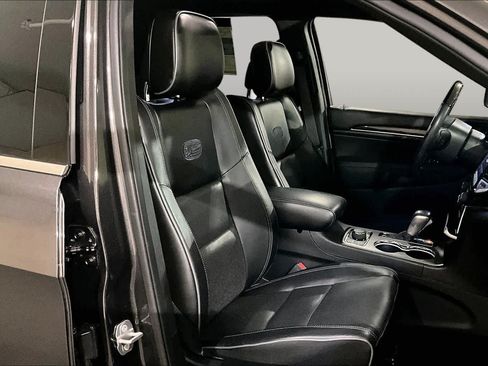 Used 2019 Jeep Grand Cherokee Overland AWD/4WD image 7