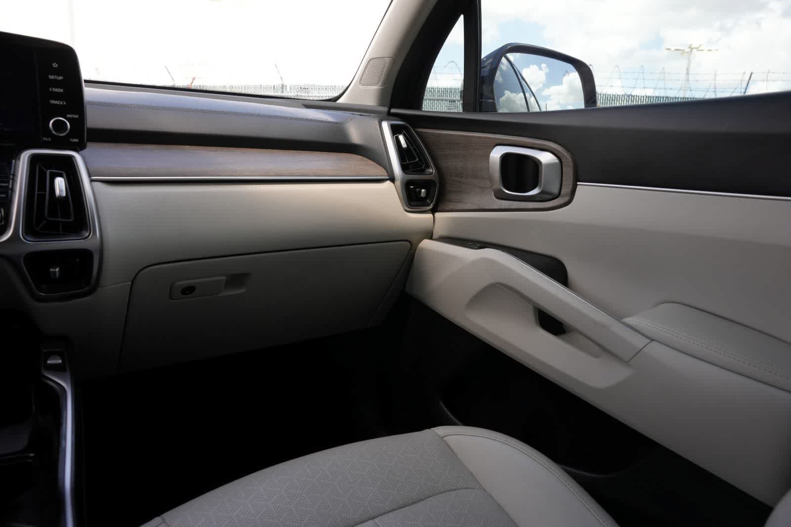 Used 2022 Kia Sorento EX w/ Panoramic Sunroof Package FWD image 8