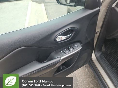 Used 2019 Jeep Cherokee Latitude w/ Cold Weather Group image 10