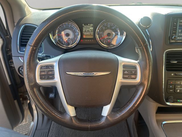 Used 2015 Chrysler Town & Country Touring-L w/ Driver Convenience Group FWD image 14