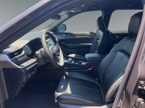 Used 2025 Jeep Grand Cherokee L Limited image 9