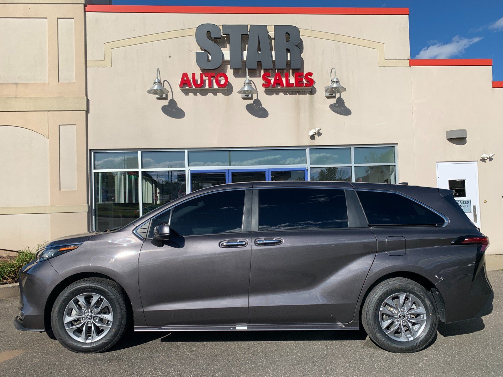 Used 2022 Toyota Sienna XLE AWD/4WD image 5