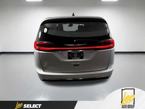 Used 2023 Chrysler Pacifica Touring-L FWD image 7