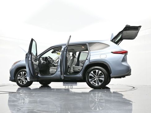 Used 2023 Toyota Highlander XLE image 35