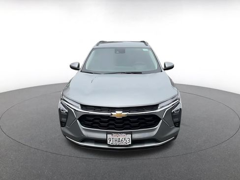 Used 2025 Chevrolet Trax LT w/ LT Convenience Package FWD image 4