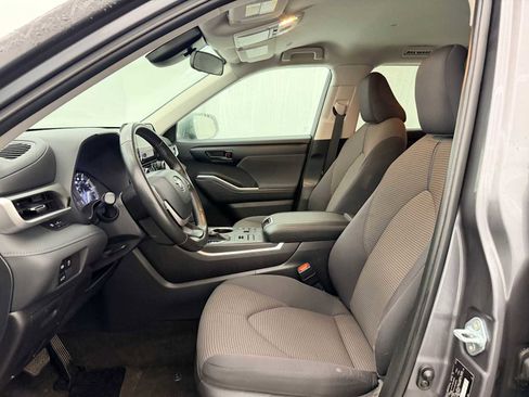 Used 2024 Toyota Highlander LE image 16