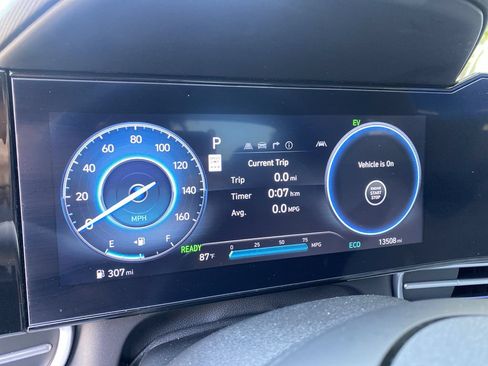 Certified 2024 Hyundai Elantra Limited FWD image 36
