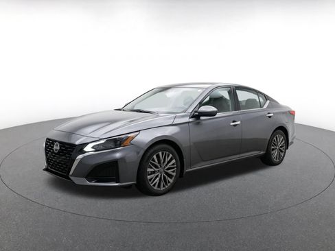Used 2025 Nissan Altima 2.5 SV FWD image 3
