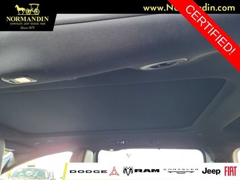 Certified 2025 Chrysler Pacifica Limited FWD image 17