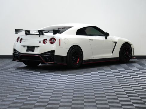 Used 2016 Nissan GT-R NISMO AWD/4WD image 6