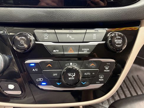 Used 2018 Chrysler Pacifica Touring-L Plus FWD image 20