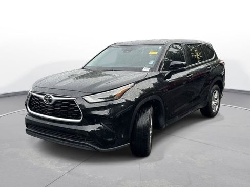 Used 2023 Toyota Highlander L FWD image 2