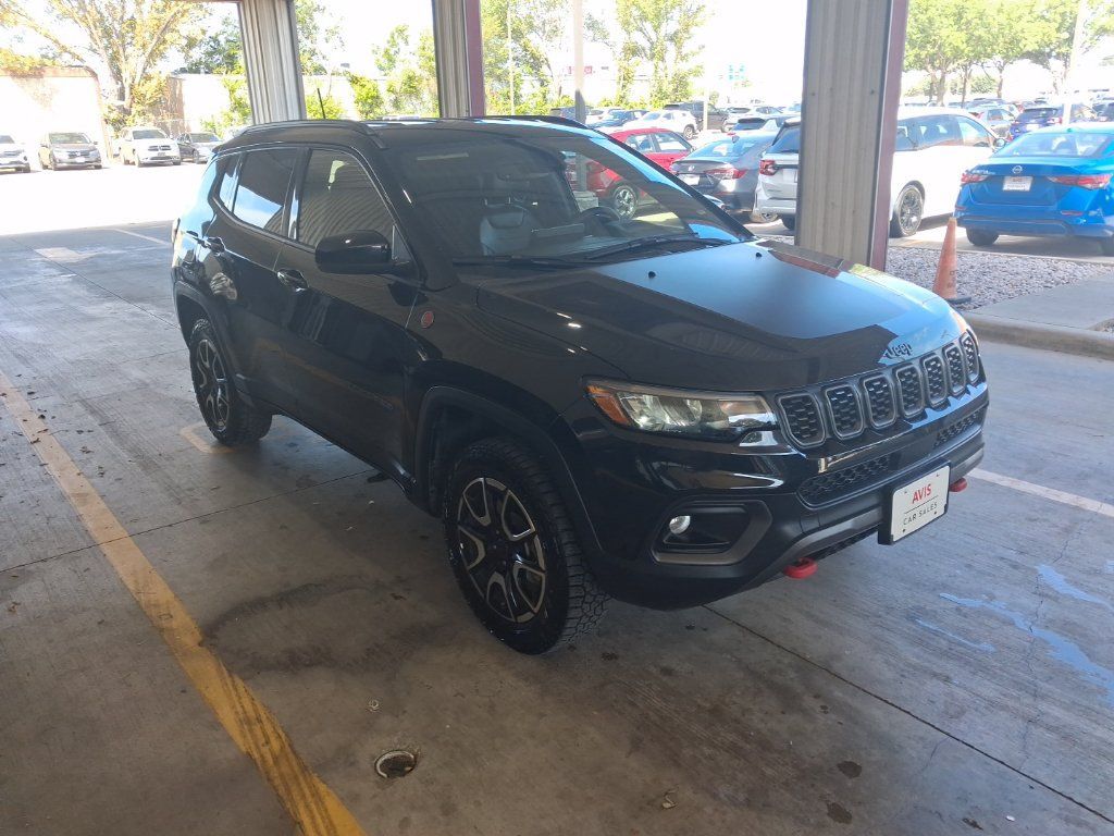 Used 2025 Jeep Compass Trailhawk AWD/4WD image 6