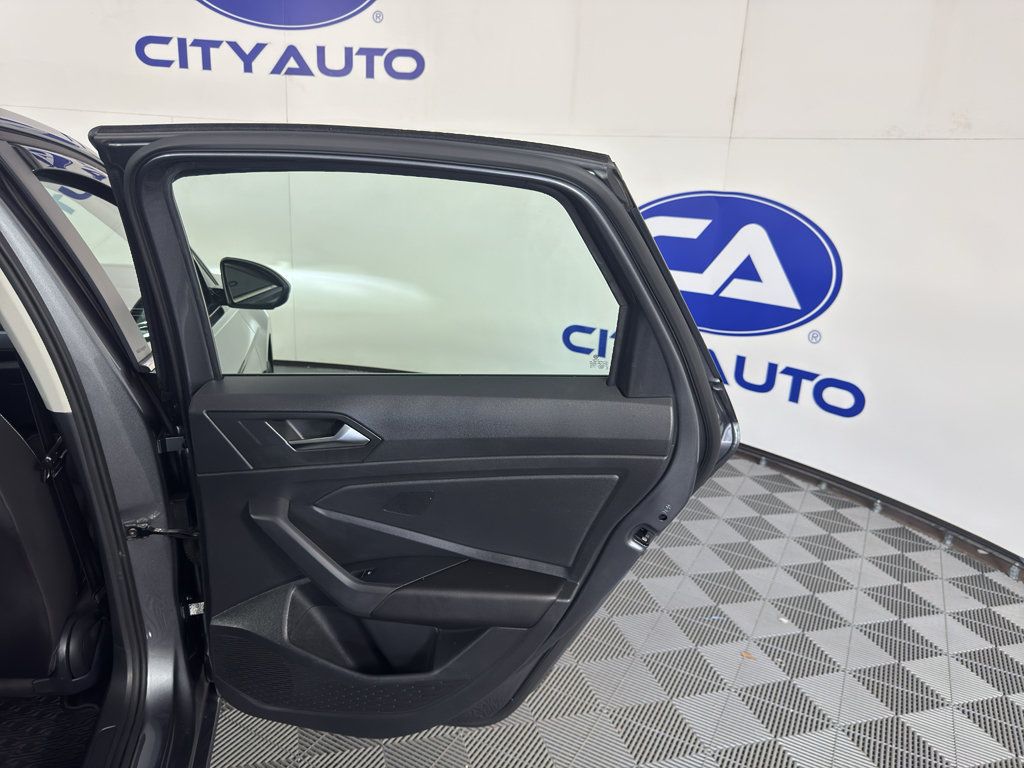 Used 2022 Volkswagen Jetta SE FWD image 35