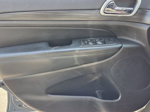 Used 2019 Jeep Grand Cherokee Altitude image 25