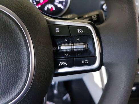 Used 2024 Kia Carnival LX image 19