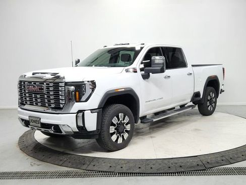 Used 2025 GMC Sierra 2500 Denali image 3