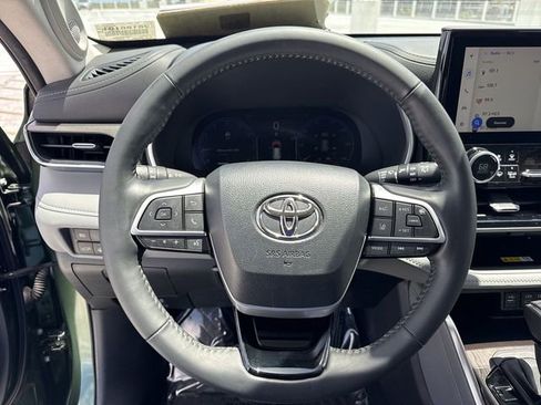 Used 2023 Toyota Highlander Limited image 14