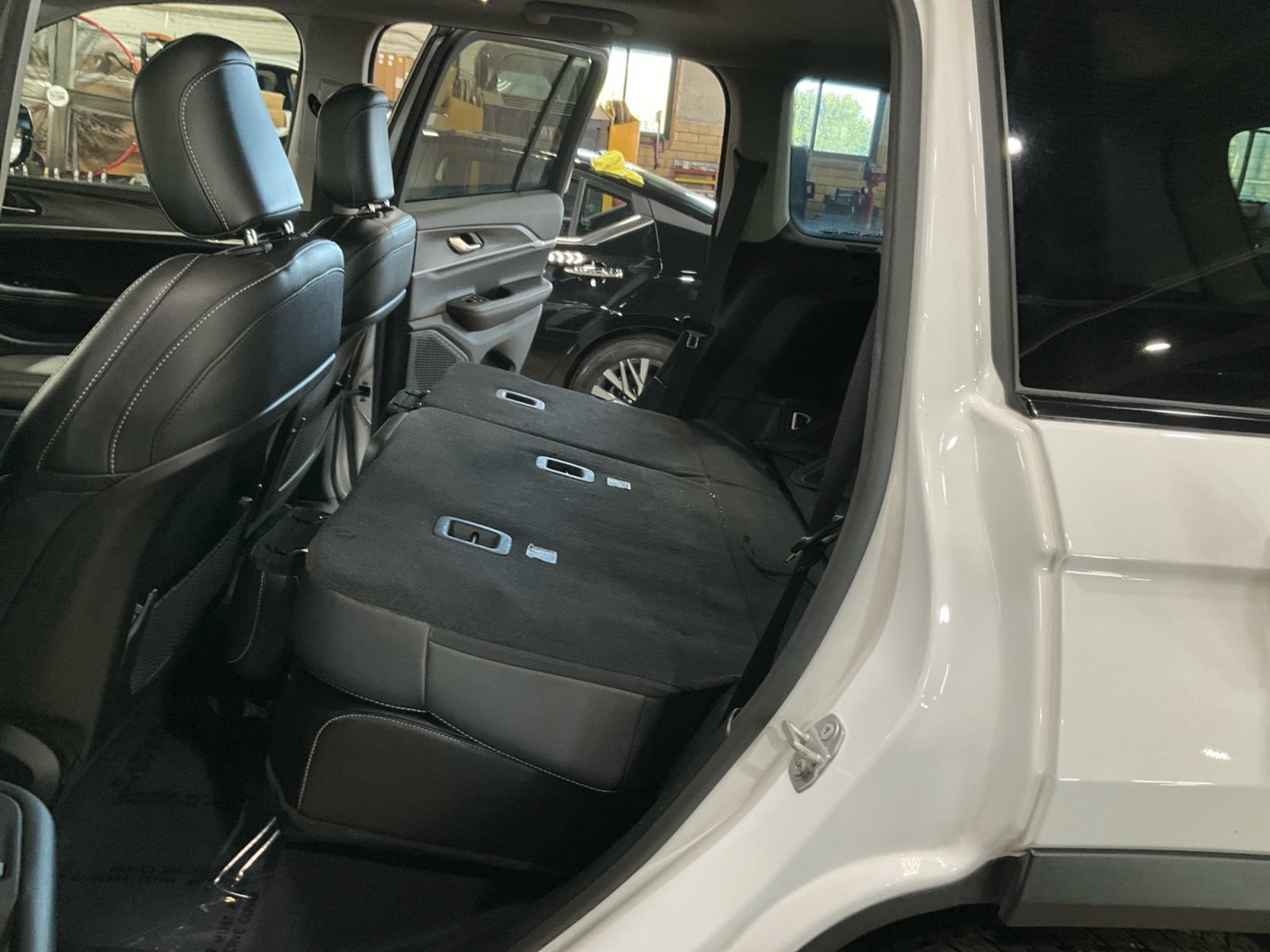 Used 2023 Jeep Grand Cherokee Limited w/ Black Appearance Package AWD/4WD image 26