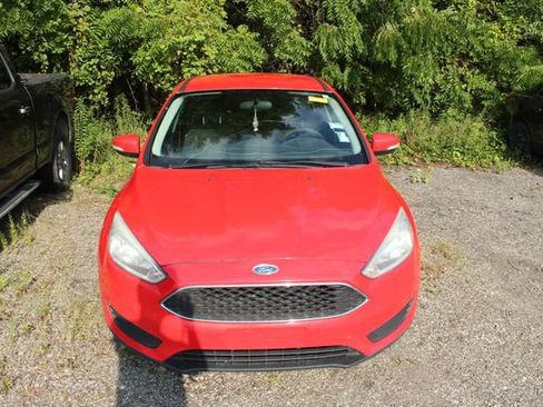 Used 2016 Ford Focus SE FWD image 2