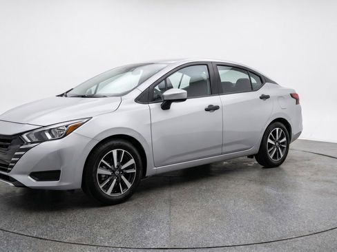 Used 2025 Nissan Versa SV FWD image 3