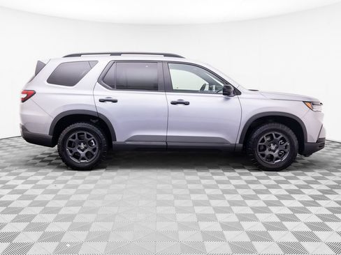 Certified 2025 Honda Pilot TrailSport image 8