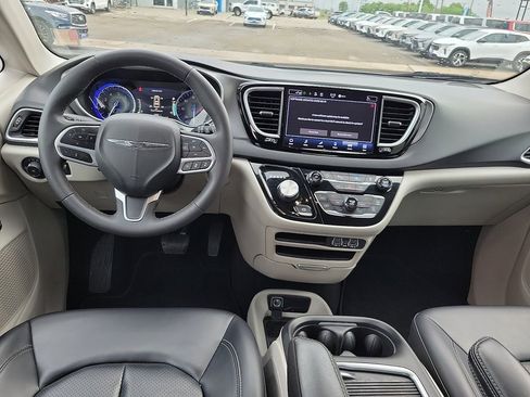 Used 2023 Chrysler Pacifica Touring-L FWD image 11