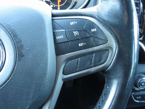 Used 2019 Jeep Cherokee Limited image 23