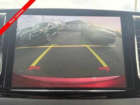 Used 2023 Chrysler Pacifica Touring-L image 5