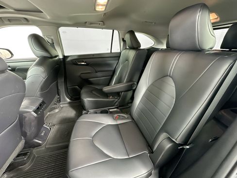 Used 2023 Toyota Highlander XLE image 24