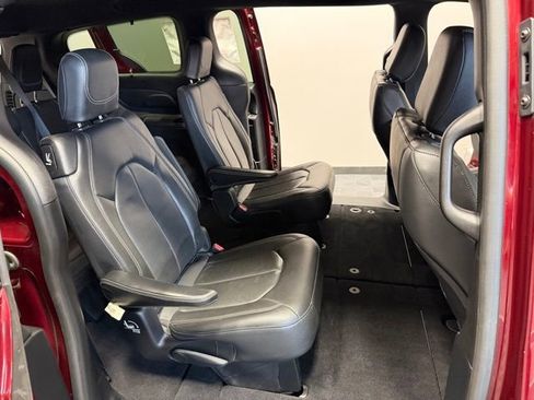 Used 2020 Chrysler Pacifica Touring-L AWD/4WD image 25