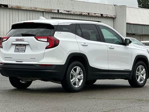Used 2024 GMC Terrain SLE image 4