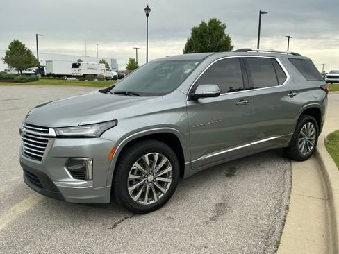 Used 2023 Chevrolet Traverse Premier FWD image 3