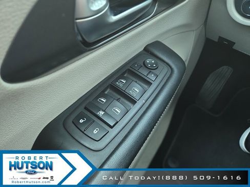 Used 2023 Chrysler Pacifica Touring-L FWD image 11