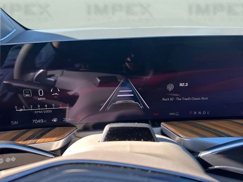 Used 2025 Cadillac Escalade ESV Sport Platinum w/ LPO, ONYX Package image 28