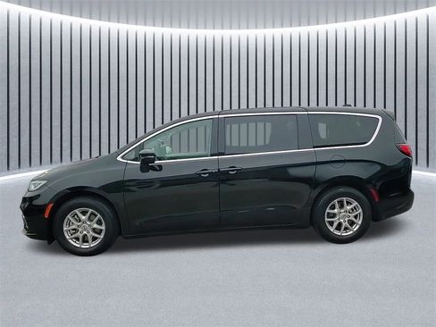 Used 2024 Chrysler Pacifica Touring-L image 6