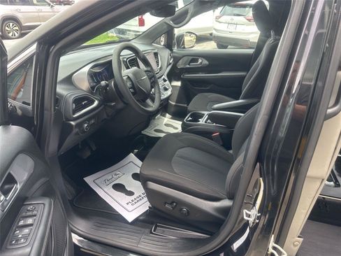 Used 2022 Chrysler Pacifica Touring FWD image 17