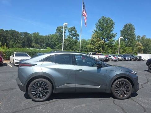 Used 2026 Toyota C-HR AWD/4WD image 9