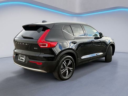 Certified 2025 Volvo XC40 B5 Core image 4