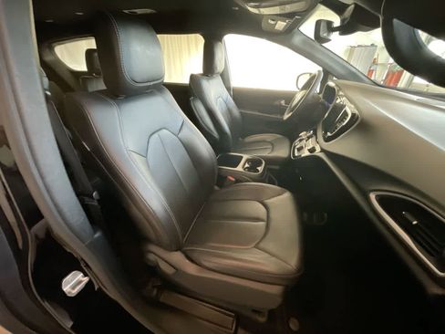 Used 2025 Chrysler Pacifica Select image 24