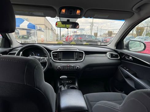 Used 2019 Kia Sorento LX image 10