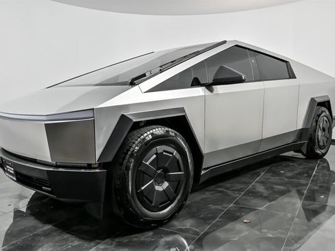 Used 2024 Tesla Cybertruck AWD Crew Cab image 5