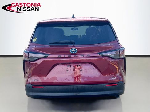 Used 2025 Toyota Sienna XLE image 7