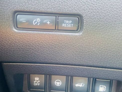 Used 2018 Nissan Rogue SL w/ Premium Package AWD/4WD image 12