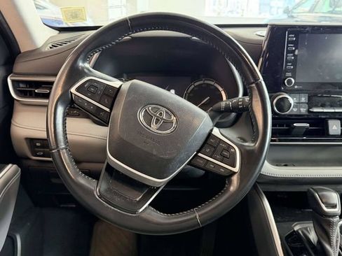 Used 2022 Toyota Highlander XLE AWD/4WD image 14
