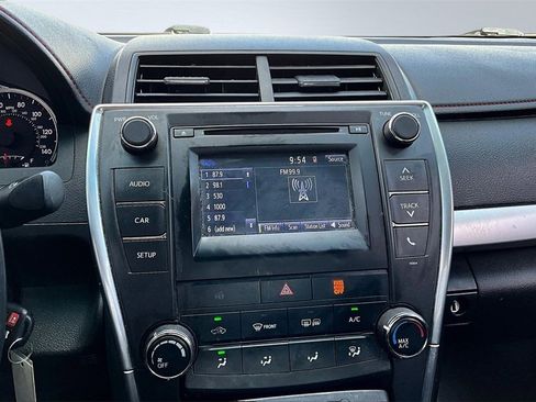 Used 2017 Toyota Camry SE image 6