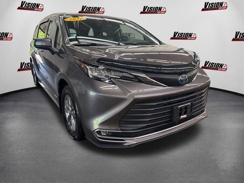 Used 2021 Toyota Sienna XLE FWD image 3